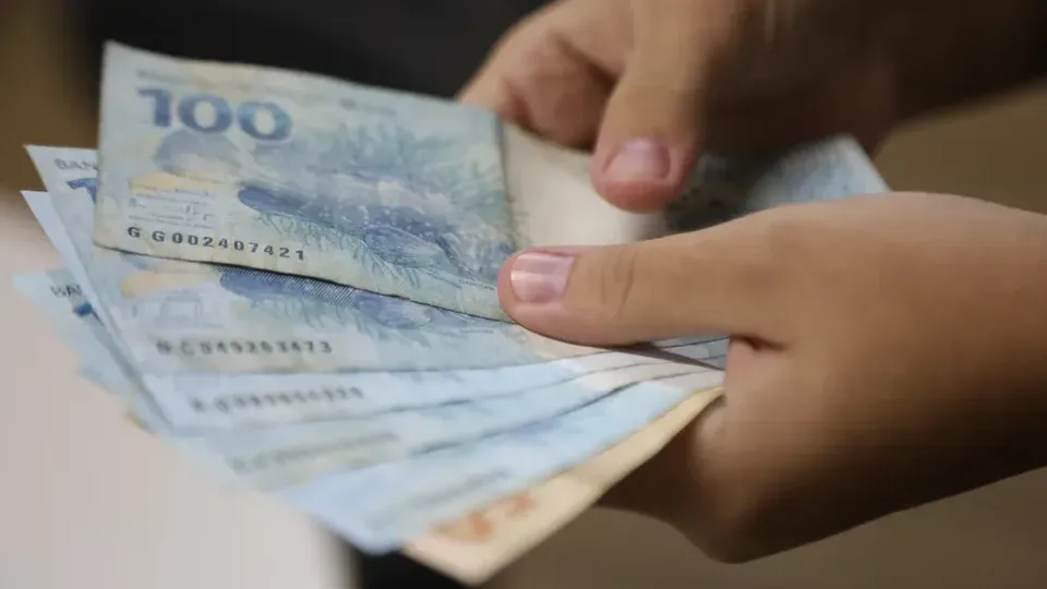 Governo eleva estimativa e calcula salário mínimo de R$ 1.741 em 2027