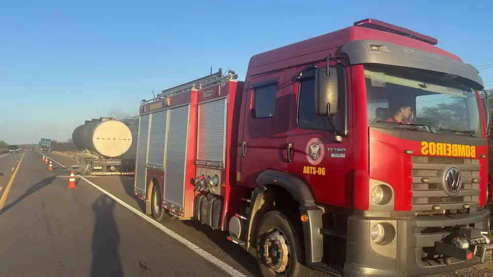 Caminhão-tanque pega fogo e bloqueia BR-304 no interior do RN
