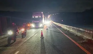 Caminhão tomba após colisão com carreta na BR-304, em Macaíba