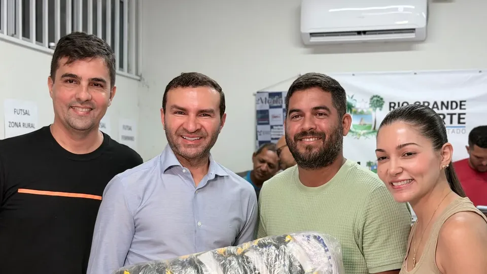 Prefeitura de Macaíba entrega kits esportivos a equipes que participam de campeonatos municipais