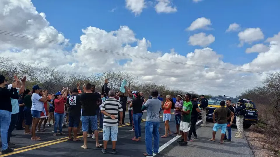 Manifestantes interditam BR-110 no RN para cobrar redutores de velocidade na via