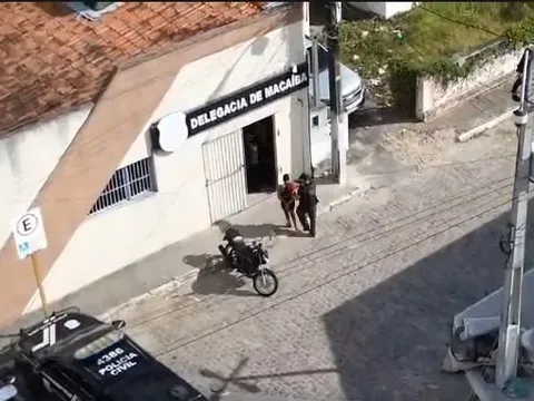 Duas mulheres são presas suspeitas de tráfico de drogas em Macaíba; adolescente é apreendido