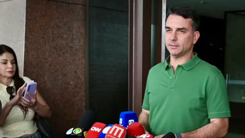 Moraes suspende visitas de Flávio a Jair Bolsonaro por 90 dias e dá 48 horas para ex-presidente explicar se sabia de divulgação de carta
