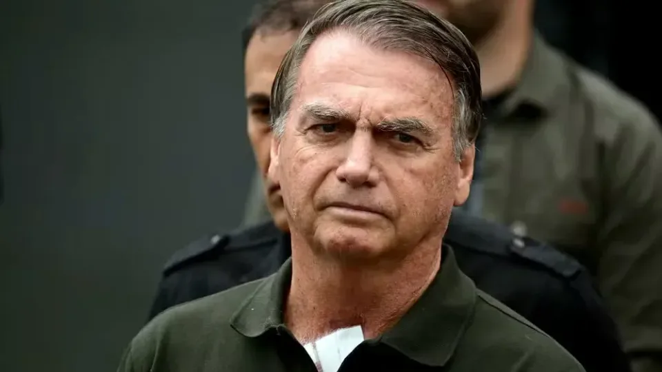 PF faz buscas por armas e munição na casa de Bolsonaro
