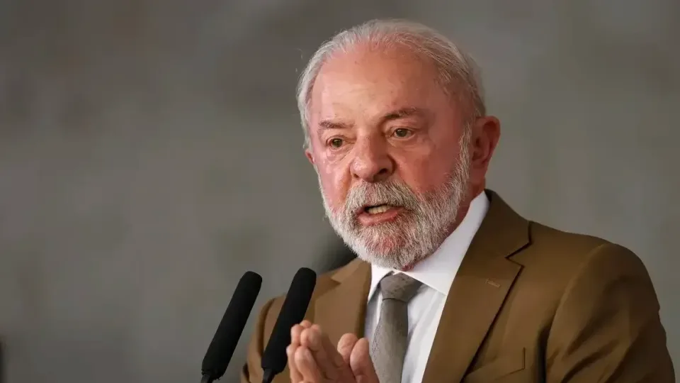 Atitude irresponsável, diz Lula após revogação de visto de embaixadora