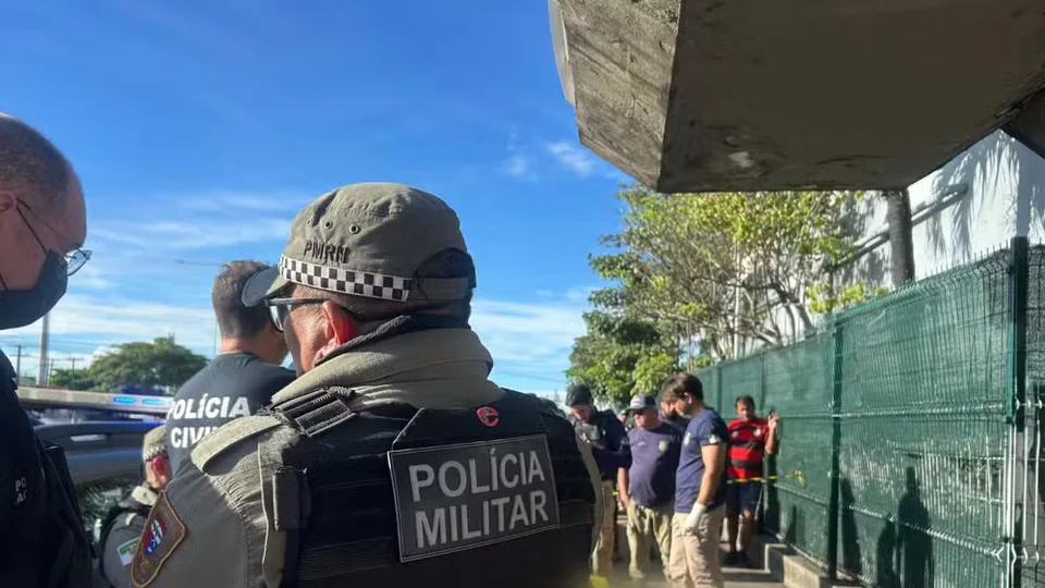 Homem é encontrado morto com ferimento na cabeça em parada de ônibus na Zona Sul de Natal