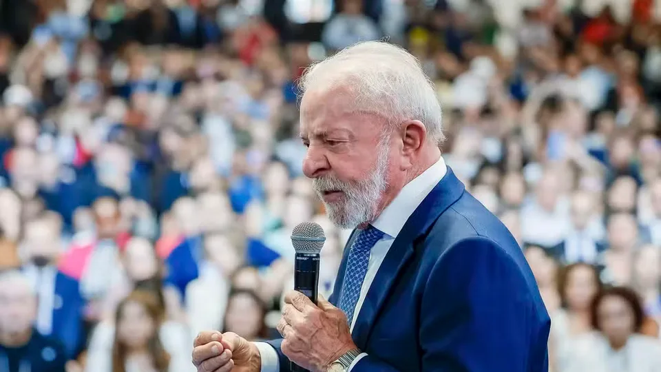 Lula anuncia fim da taxa das blusinhas; compras internacionais de até U$ 50 não pagarão imposto
