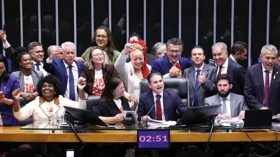 Câmara aprova, em dois turnos, PEC pelo fim da escala 6×1