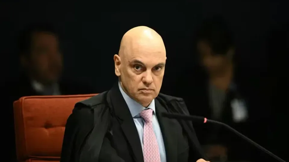 Moraes manda Exército entregar armas registradas em nome de Bolsonaro
