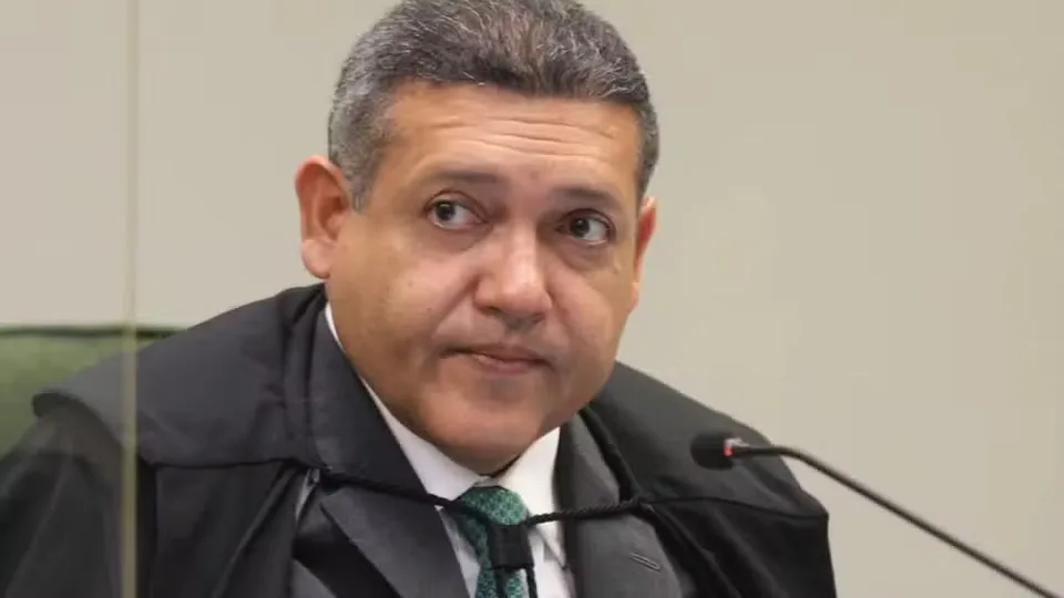 Kassio Nunes Marques determina suspensão de pesquisa que apontou queda de Flávio Bolsonaro