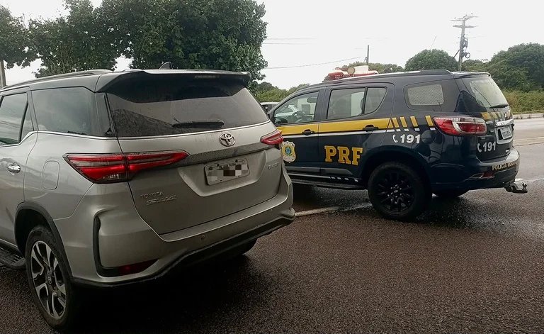 PRF recupera caminhonete furtada na Paraíba e prende condutor após tentativa de fuga em Parnamirim
