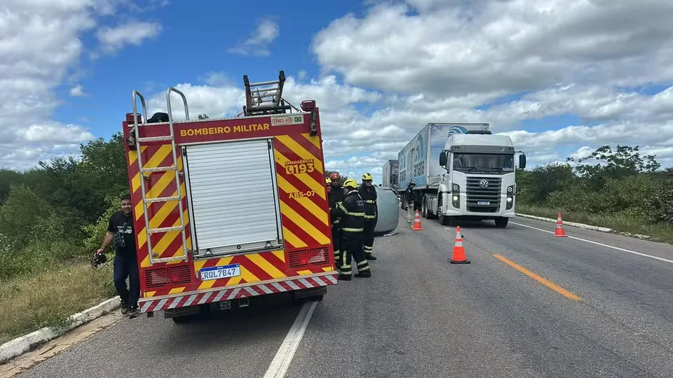 Idoso morre e quatro pessoas ficam feridas após carro capotar na BR-304 em Mossoró
