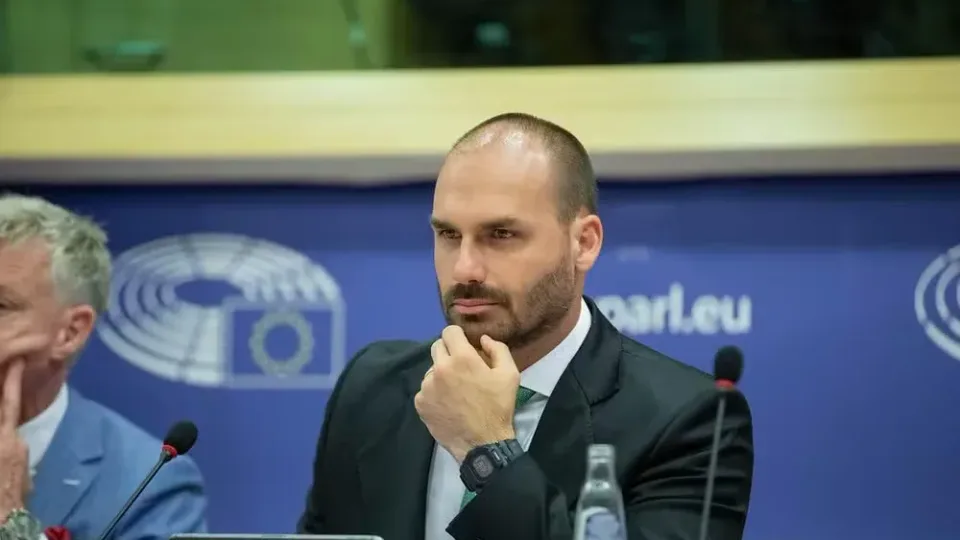 Ministério da Justiça demite Eduardo Bolsonaro do cargo de escrivão da PF