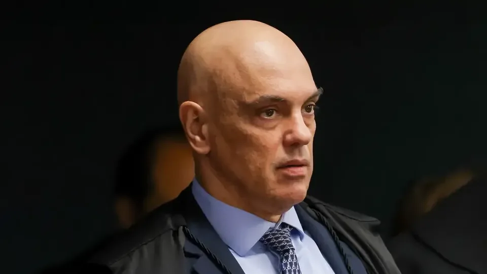 Moraes volta a pedir que PGR se manifeste sobre arma de Bolsonaro