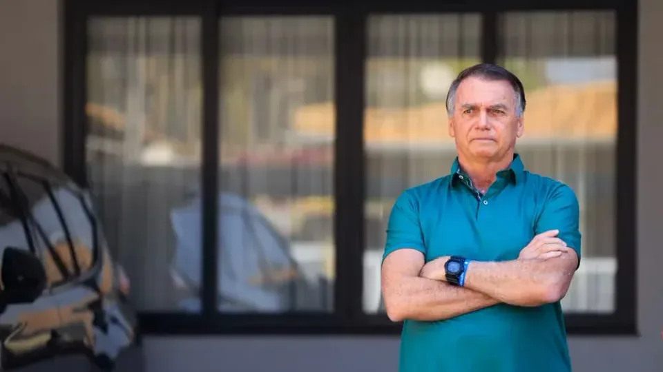 Moraes mantém Bolsonaro em prisão domiciliar e dá 48h para ex-presidente entregar armas