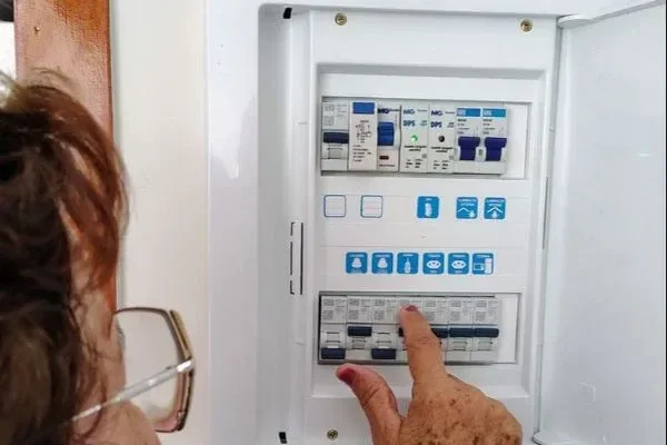 Mãe de três filhos com deficiência será indenizada após esperar quase 10 meses por ligação de energia elétrica