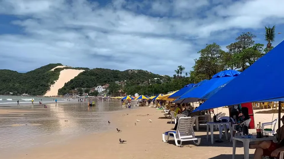 Ambulantes e barraqueiros de praia ficam obrigados a portar apitos para sinalizar afogamentos em Natal