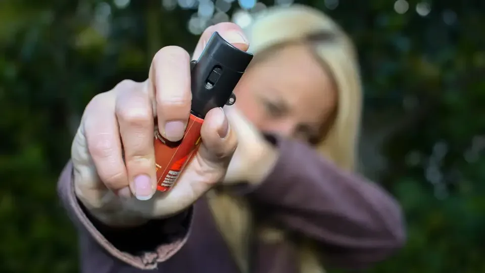 Mulheres podem comprar e usar spray de pimenta para defesa pessoal