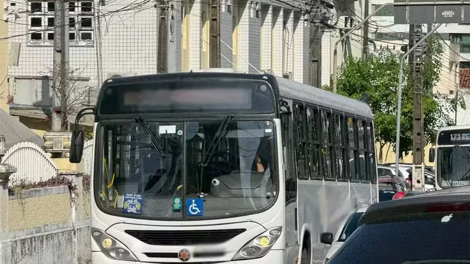 Motorista é condenado a indenizar condutor de ônibus após agressão durante acidente em Natal