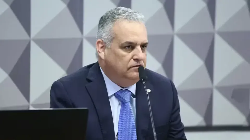 Flávio Bolsonaro anuncia deputado Alfredo Gaspar como vice na chapa dele à Presidência