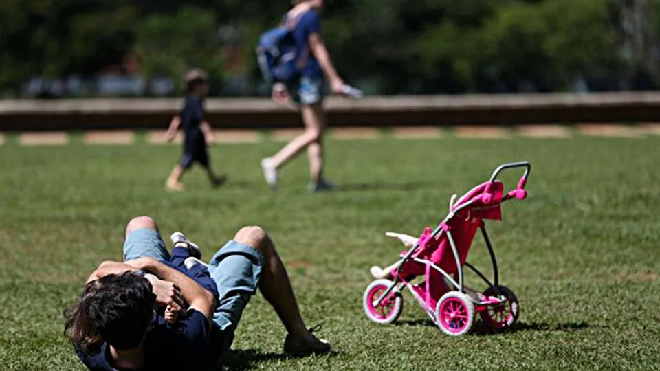 Pais estão menos presentes na criação de filhos, aponta estudo