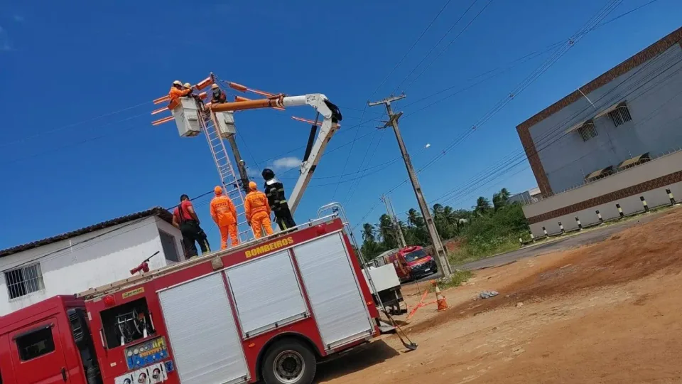 Bombeiros resgatam trabalhadores presos a 12 metros de altura após falha em cesto aéreo no RN