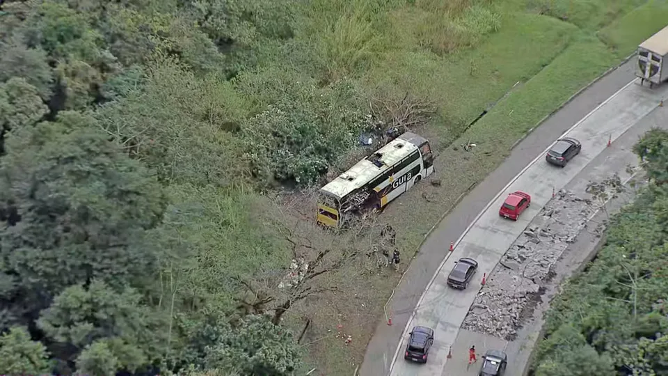 Dez pessoas morrem após ônibus tombar em Petrópolis