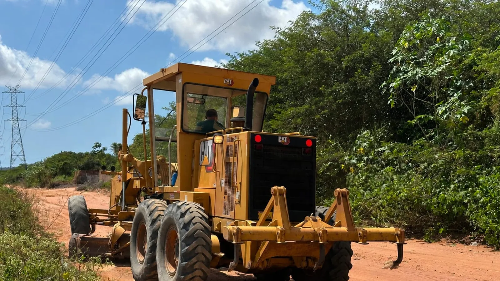 Prefeitura de Macaíba realiza nova operação de manutenção de estradas vicinais na zona rural