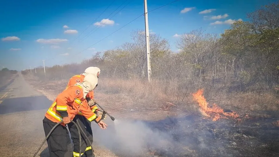 Bombeiros reforçam alerta após aumento incêndios em vegetação no interior do RN