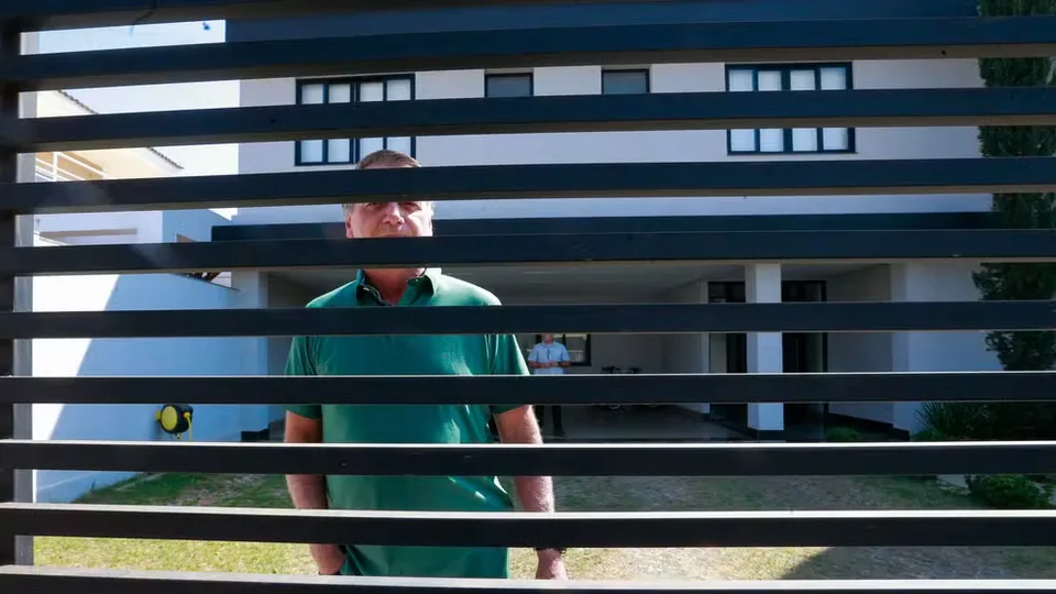 Moraes autoriza Jair Bolsonaro a voltar a receber visitas dos filhos Carlos e Jair Renan na prisão domiciliar