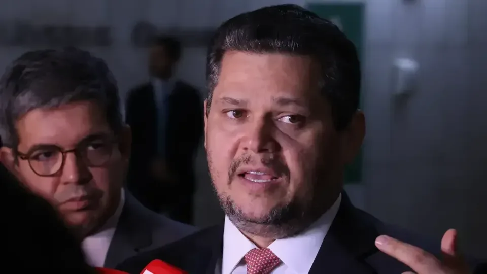 Alcolumbre envia PEC do fim da escala 6×1 para CCJ do Senado