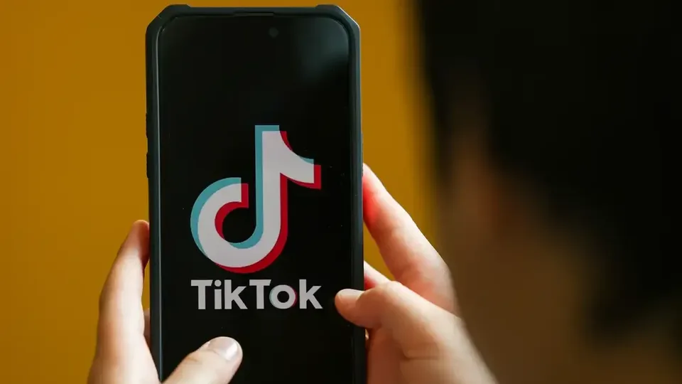 Brasil multa TikTok em R$ 153,7 mi por falhas em dados de adolescentes