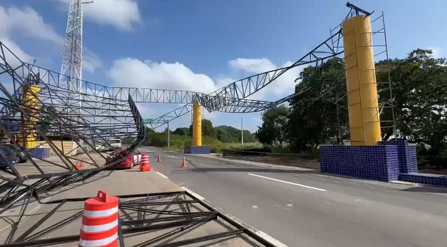 PRF libera pista da BR-101 após queda de estrutura em São José de Mipibu