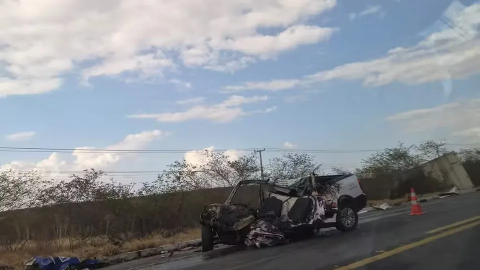 Homem morre após acidente entre caminhonete e carreta na BR-304 no interior do RN