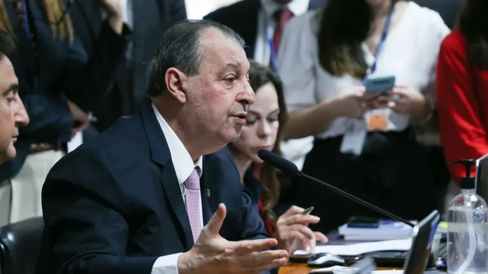 Relator da CCJ do Senado vota a favor da PEC do fim da escala 6×1