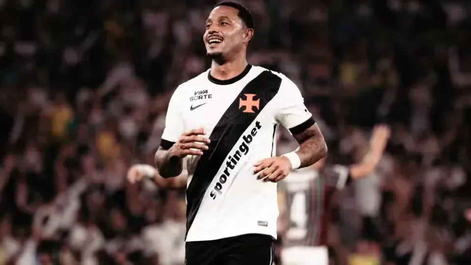 David Corrêa, jogador do Vasco, é alvo de buscas em investigação sobre tráfico de armas e drogas; outro atleta é preso