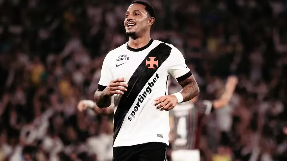 David Corrêa, jogador do Vasco, é alvo de buscas em investigação sobre tráfico de armas e drogas; outro atleta é preso