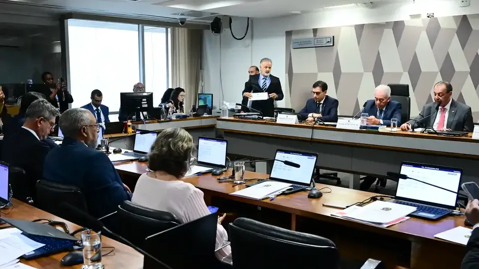 CCJ do Senado aprova PEC que acaba com jornada 6×1