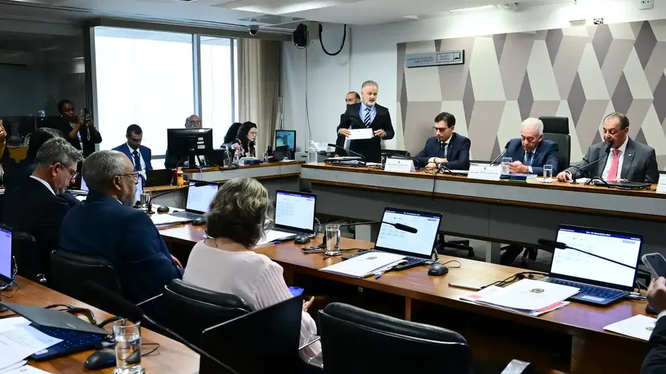 CCJ do Senado aprova PEC que acaba com jornada 6×1