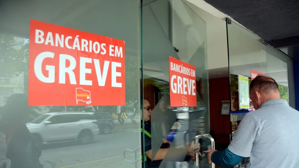 Bancários aceitam acordo e suspendem greve nos bancos privados do RN