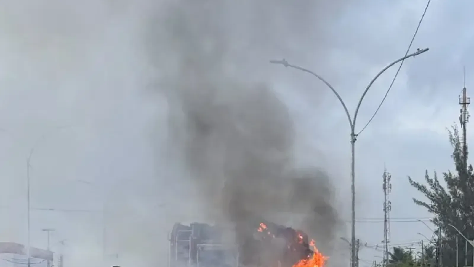 Carro pega fogo às margens da BR-101 em Parnamirim