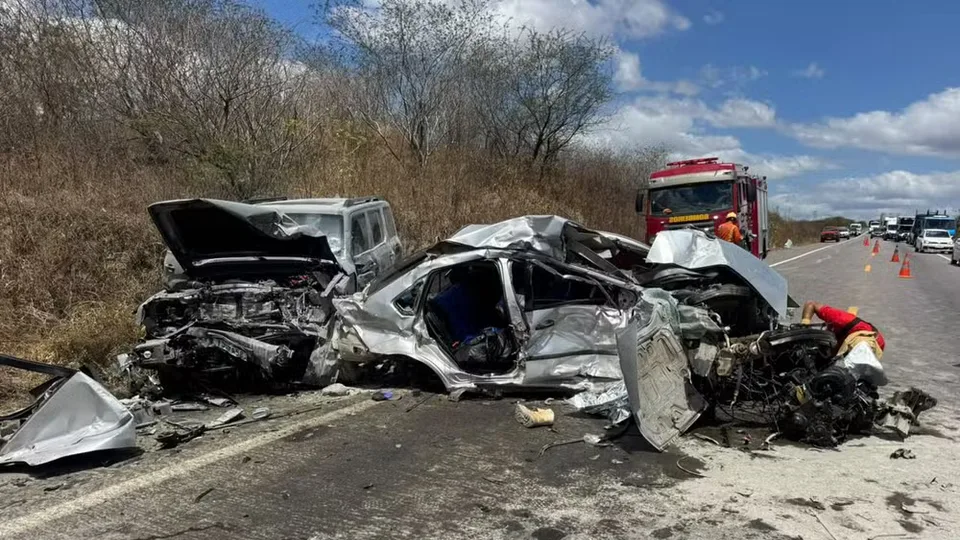 Homem morre em acidente que deixou carros destruídos na BR-304 no interior do RN