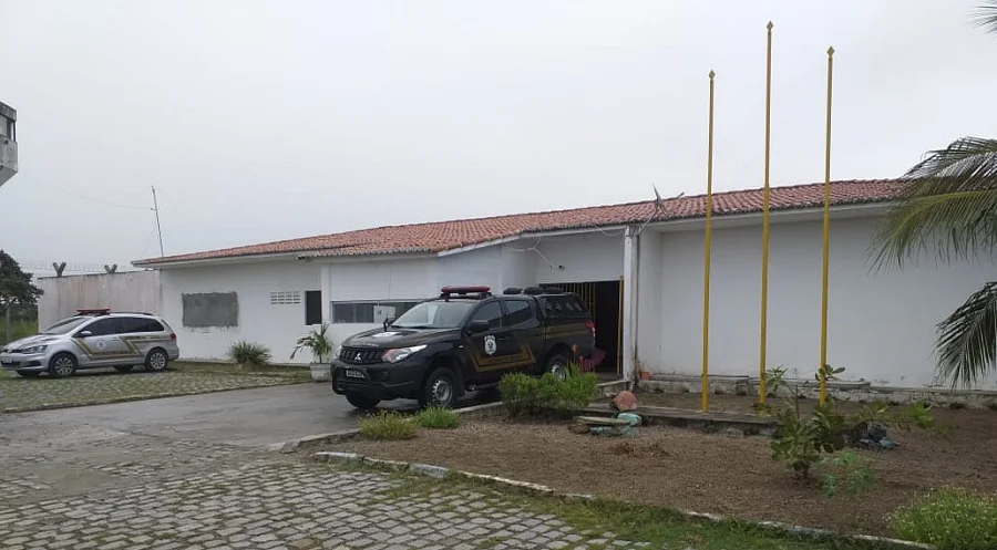Sete detentos fogem durante banho de sol em cadeia de Nova Cruz