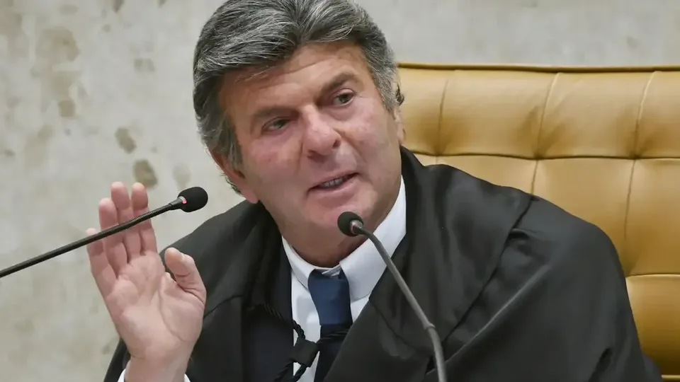 Fux suspende decisão de Dino que restabelecia posts de Nossa Senhora