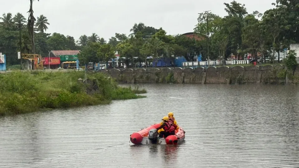 Bombeiros retomam buscas por jovem desaparecido no rio Jundiaí, em Macaíba