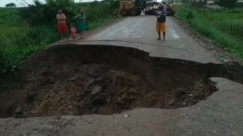 Trecho da RN-120 é interditado entre Santo Antônio e Nova Cruz após afundamento do solo