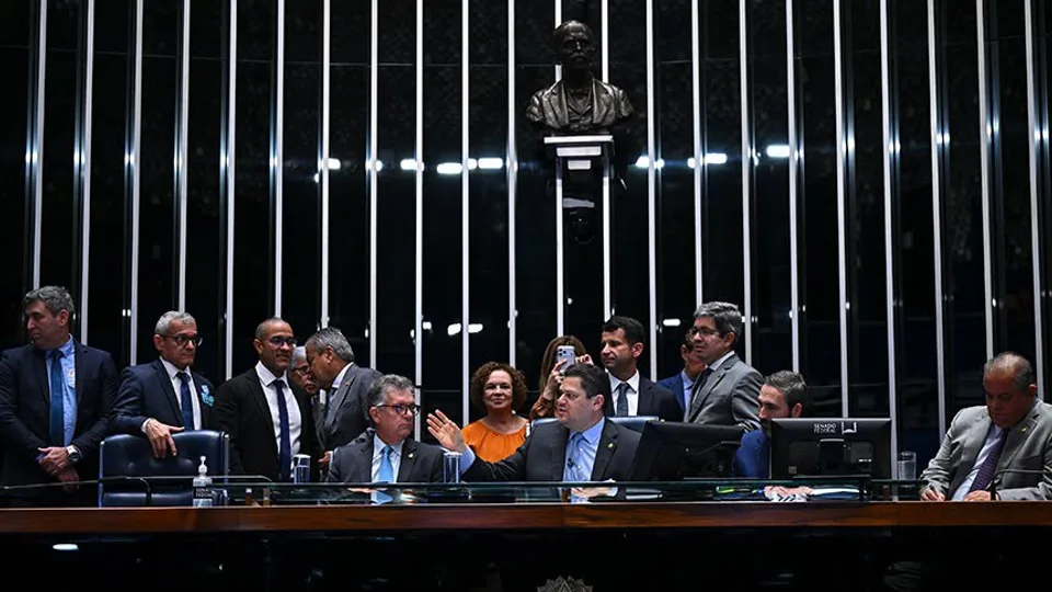 Senado aprova projeto que autoriza spray de defesa pessoal para mulheres; texto segue para sanção
