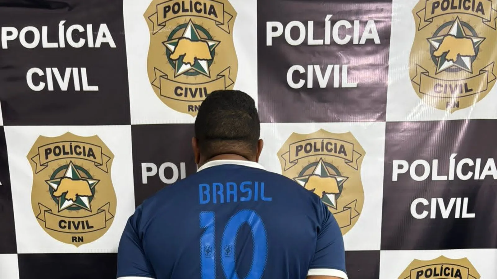 Homem é preso em Ceará-Mirim por integrar facção criminosa e entregar arma ao filho de 4 anos