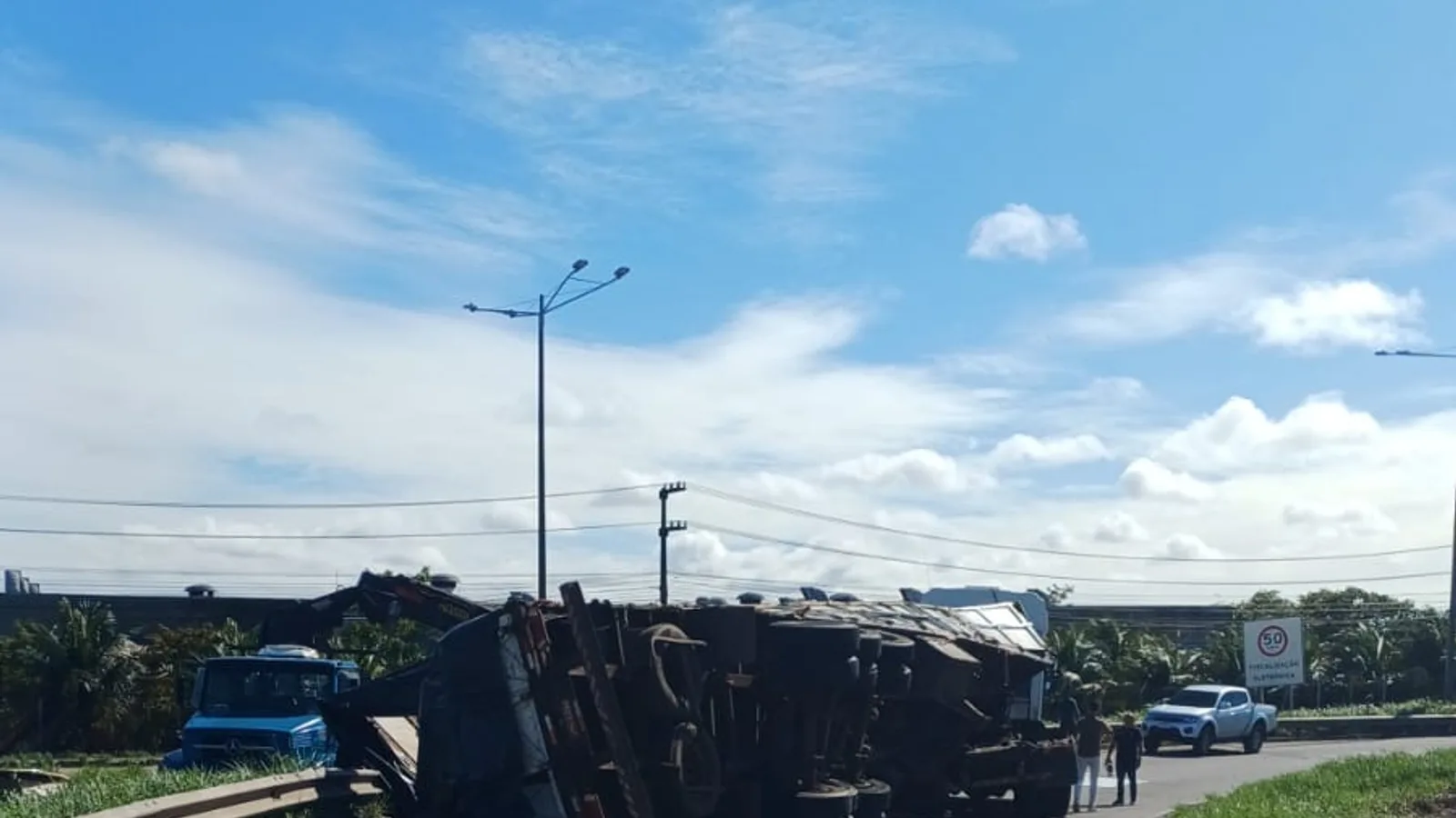 Carreta carregada de madeira tomba e BRs ficam congestionadas na Grande Natal