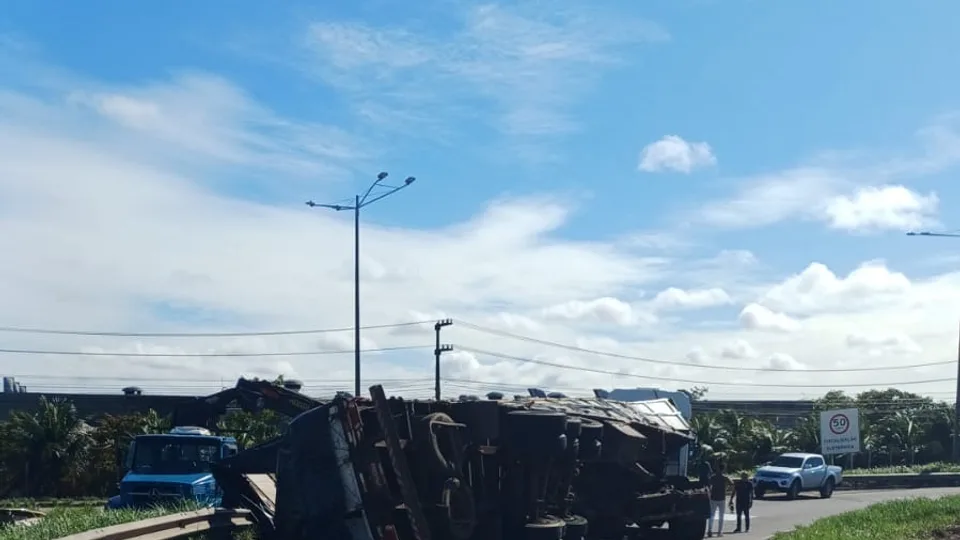 Carreta carregada de madeira tomba e BRs ficam congestionadas na Grande Natal
